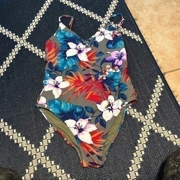 Tropical Hollister low back swimsuit - Picture 2 of 7